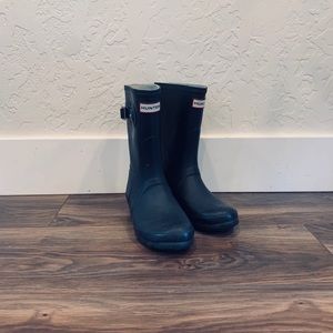 Navy short Hunter Boots, W sz 7